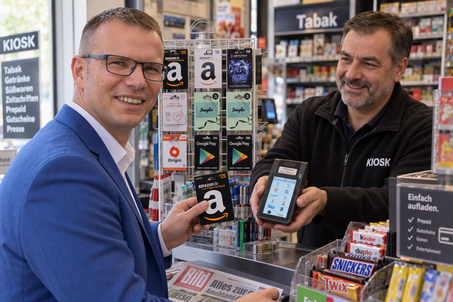 Ein Mitarbeiter der Callandcash GmbH lädt eine Prepaid Karte an einem Terminal bei einem eigenen Kunden auf.