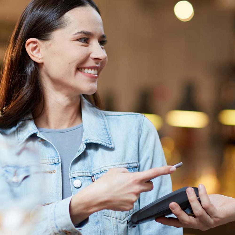 Frau bezahlt mit Handy